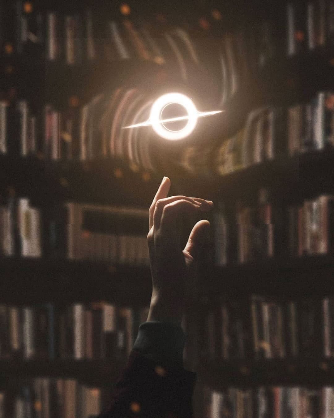 Fantasy: una biblioteca e un buco nero