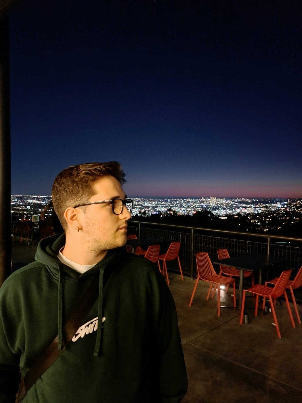 Arcangelo Forte sotto il cielo, le luci di una città all'orizzonte